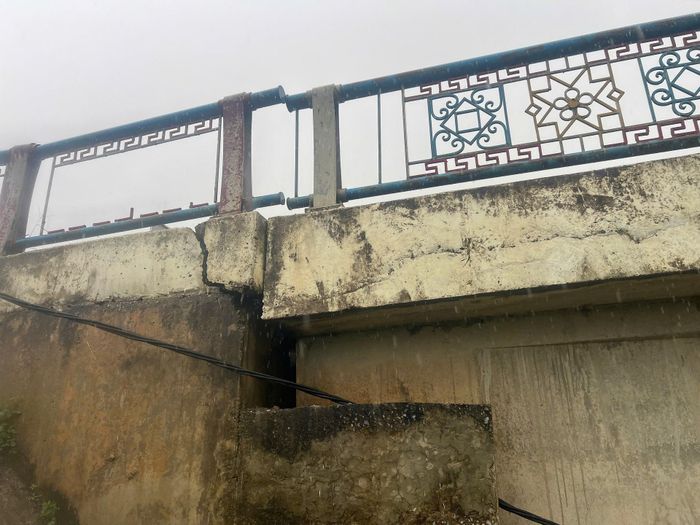 Trả lời PV, ông Nguyễn Ngọc Tuấn - Chủ tịch UBND xã Thanh Yên xác nhận: Cầu C9 chính thức đưa vào sử dụng từ tháng 10/2021. Về giải pháp khắc phục sự cố, ông Tuấn cho biết, đối với kết cấu lõi, Sở Xây dựng đã kiểm tra hồ sơ và xác nhận hệ thống cọc khoan nhồi sâu 17-21m vẫn đảm bảo. Xã đang yêu cầu các đơn vị có liên quan sớm khắc phục để đảm bảo việc đi lại của nhân dân. 