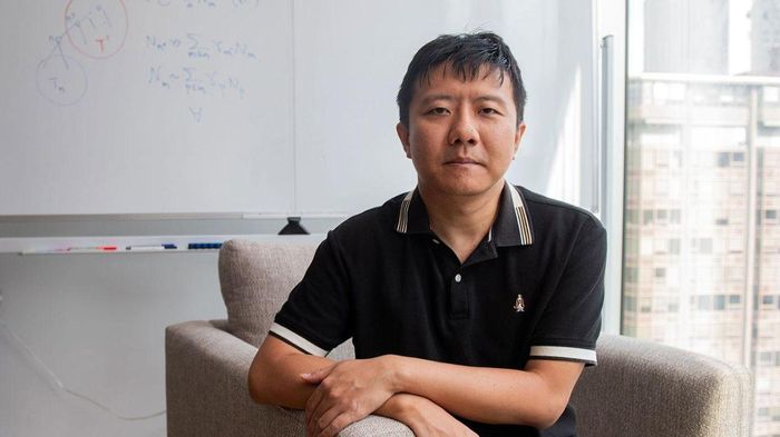 Giáo sư Toán học Đại học Chicago, chủ nhân Huy chương Fields 2026 Yu Deng. Ảnh: Jean Lachat/Đại học Chicago