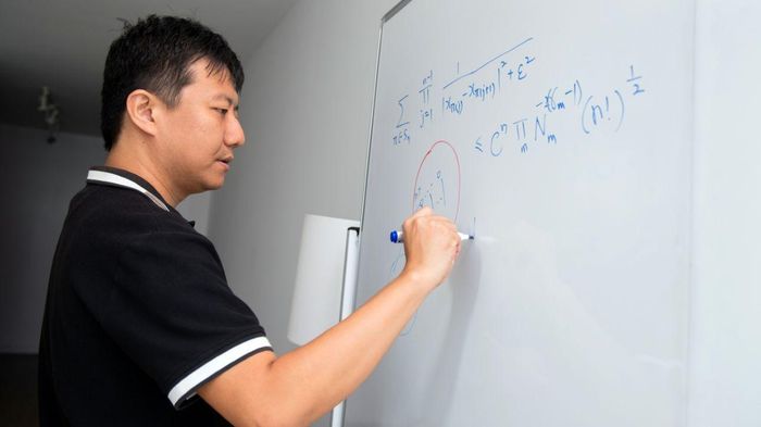 Giáo sư Toán học Yu Deng coi Huy chương Fields là sự ghi nhận quan trọng đối với những công trình ông thực hiện cùng các cộng sự. Ảnh: Jean Lachat/Đại học Chicago