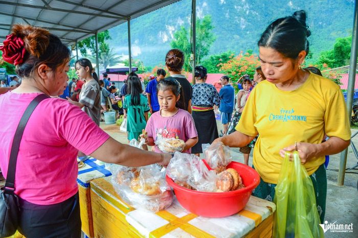 Món bánh rán bản địa được người dân ưa chuộng.