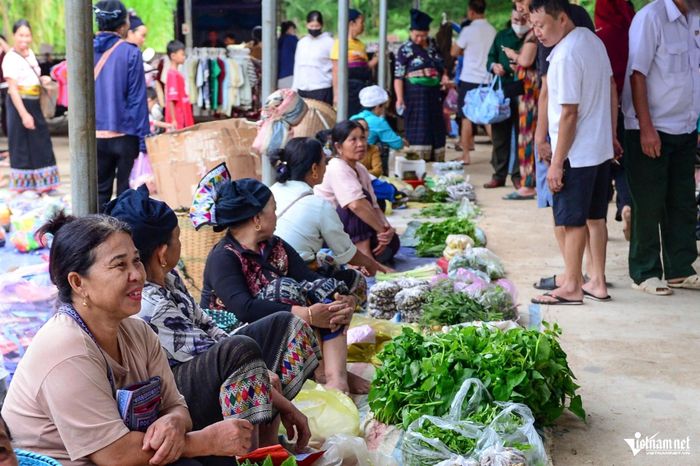 Hàng hóa là những sản vật địa phương "cây nhà lá vườn".