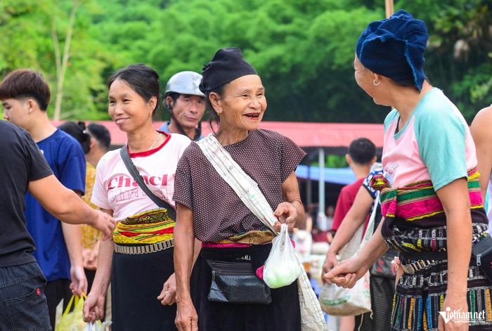 Người dân mong chờ đến phiên chợ cuối tuần để được đến mua sắm.