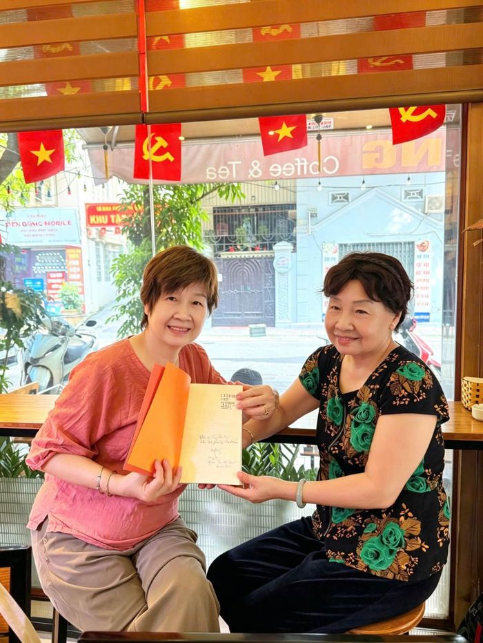 Nhà biên kịch Nguyễn Thị Hồng Ngát tặng cuốn tự truyện cho nhà thơ Phan Thị Thanh Nhàn. 