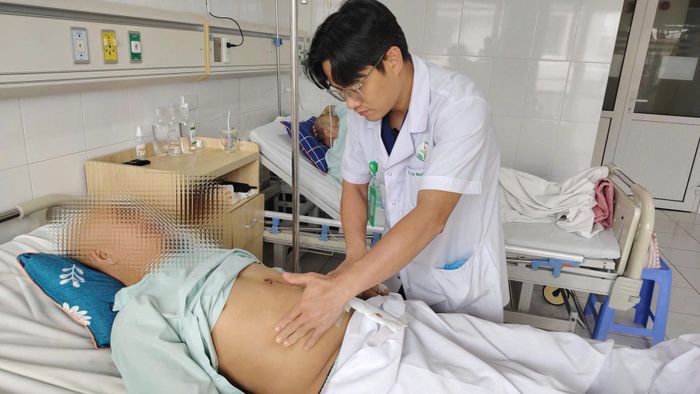 Bệnh nhân được thăm khám sau phẫu thuật. Ảnh: M.Thảo