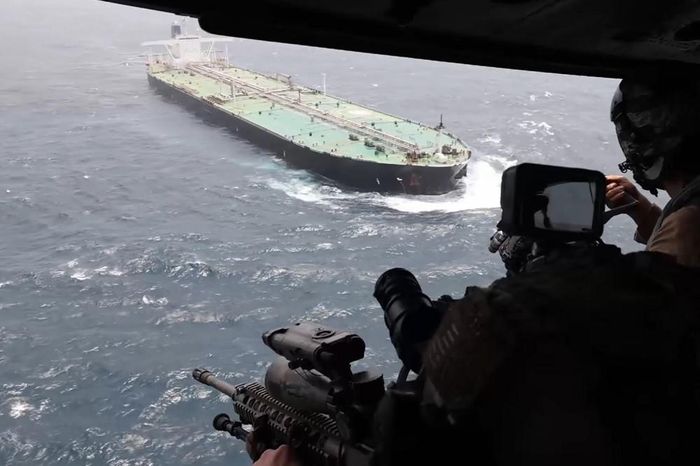 Các binh sĩ Mỹ ngồi trên trực thăng theo dõi tàu hàng gần eo biển Hormuz. Ảnh: CENTCOM