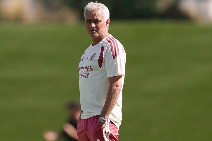 Phong thái đặc biệt của Mourinho trong trận giao hữu với Alcorcon. Ảnh: RMCF