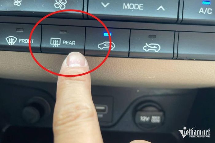 Hệ thống sấy kính sau hoạt động khi người lái kích hoạt nút bấm có biểu tượng "Rear" ở trên. Ảnh: Hoàng Hiệp