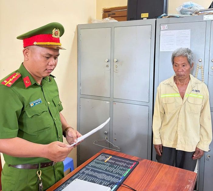 Cơ quan công an tống đạt các quyết định và lệnh đối với bị can Dương Minh Hương. Ảnh: CACC