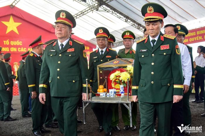 Đại tướng Nguyễn Trọng Nghĩa, Chủ nhiệm Tổng cục Chính trị, cùng các đại biểu thực hiện nghi thức di chuyển hài cốt liệt sĩ đến nhà quàn