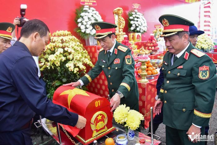Đại tướng Phan Văn Giang và Bí thư Thành ủy Đồng Nai Vũ Hồng Văn thực hiện nghi lễ phủ Quốc kỳ.