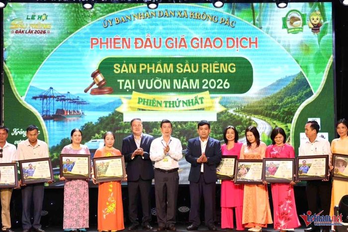 Đại diện 10 hộ nông dân xuất sắc được vinh danh. Ảnh: Hải Dương