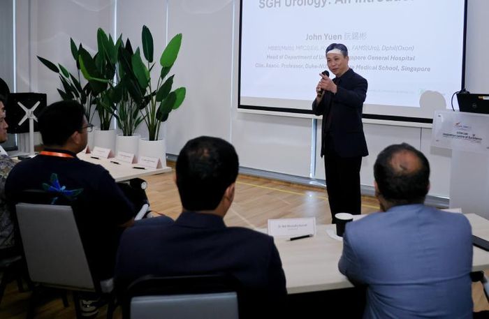 Phó Giáo sư John Yuen Shyi Peng cho rằng phẫu thuật robot có nhiều hữu ích cho ung thư tiền liệt tuyến. Ảnh: P.T.