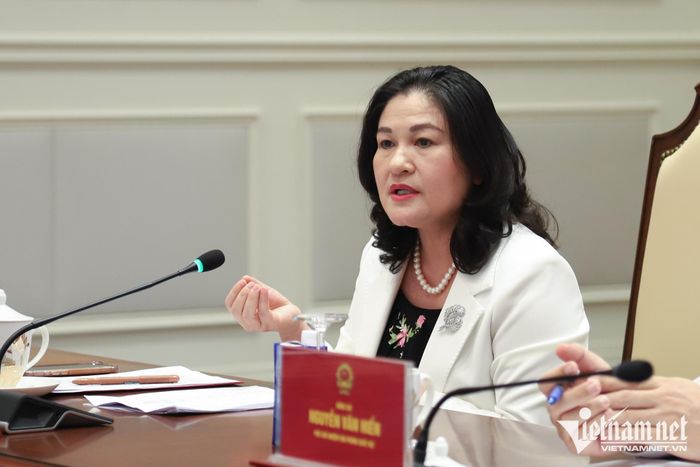 Thứ trưởng Bộ Nội vụ Nguyễn Thị Hà thông tin tại họp báo