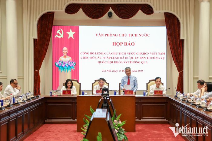 Phó Chủ nhiệm Văn phòng Chủ tịch nước Cấn Đình Tài công bố lệnh của Chủ tịch nước về 3 pháp lệnh
