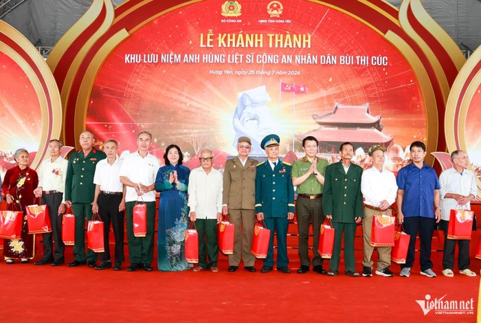 Nhân dịp này, các ủy viên Bộ Chính trị, ủy viên Ban chấp hành Trung ương Đảng cùng các đại biểu đã trao nhiều phần quà tặng người có công và thân nhân người có công với cách mạng tại xã Xuân Trúc