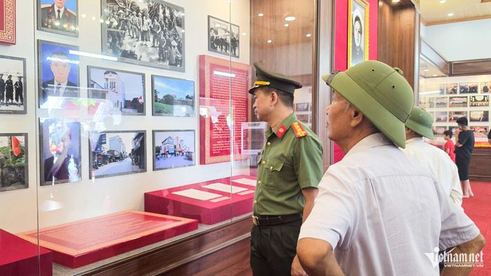 Người dân tham quan khu lưu niệm