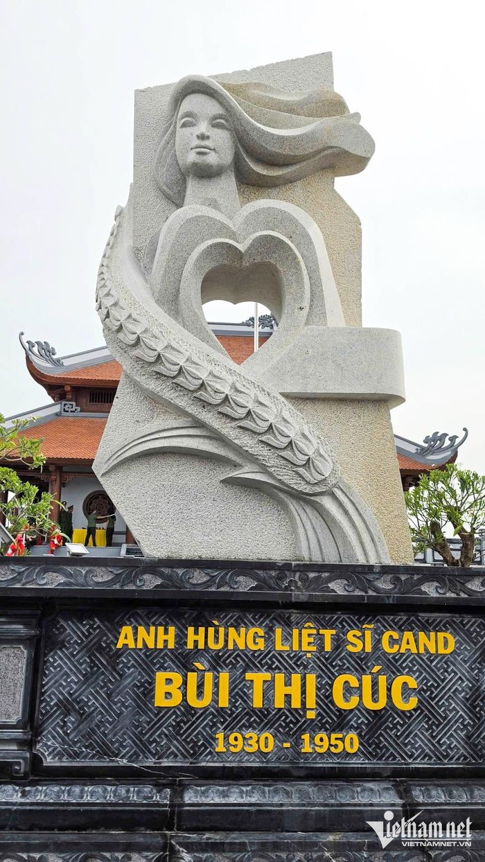 Tượng đài Anh hùng liệt sĩ Bùi Thị Cúc