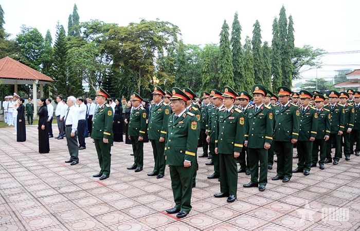 Các đại biểu tại lễ dâng hoa, dâng hương