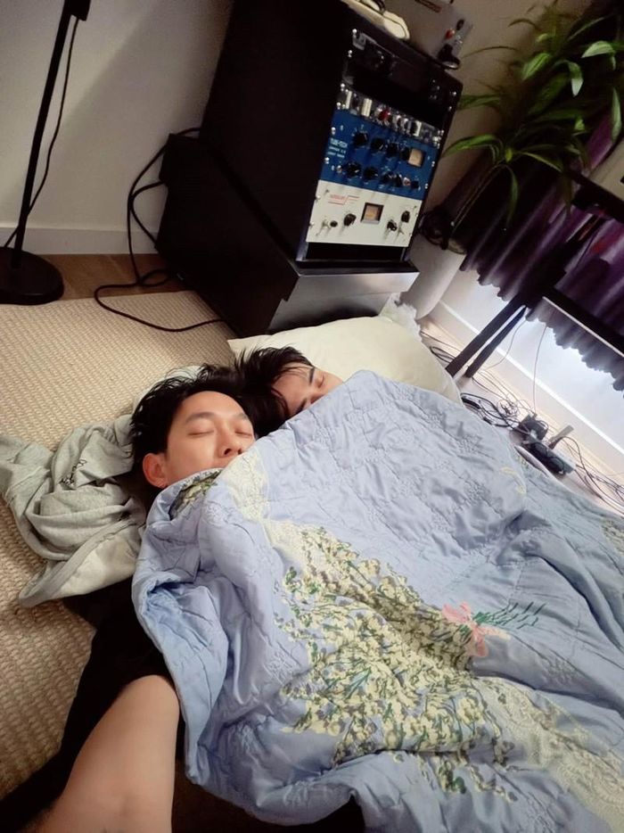 Song Luân hài hước lúc nghỉ ngơi.