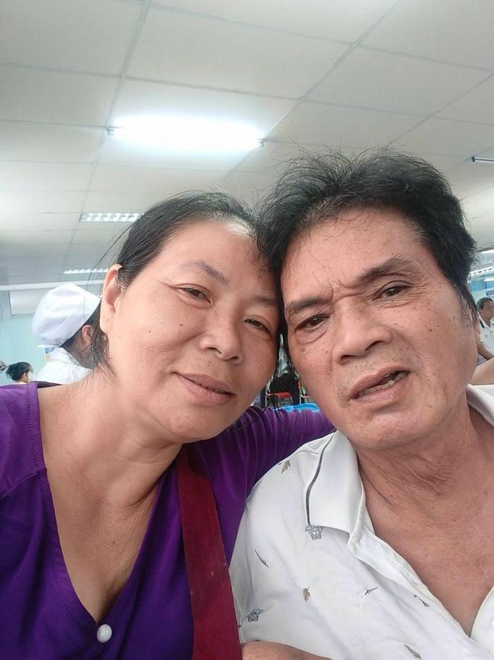 Nghệ sĩ Mai Trần cùng vợ đi tái khám sau thời gian điều trị. Bà cho biết chồng đang hồi phục.