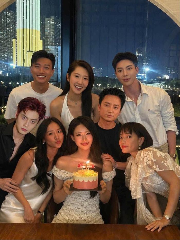 Văn Mai Hương gửi lời chúc mừng sinh nhật ngọt ngào đến diễn viên Minh Trang, đồng thời dí dỏm nhắc chuyện phạt vui những ai lỡ mặc sai dresscode buổi tiệc.