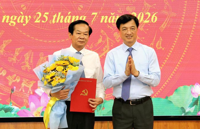 Trưởng Ban Tổ chức Trung ương Nguyễn Duy Ngọc trao quyết định cho ông Đỗ Thanh Bình. Ảnh: M.T