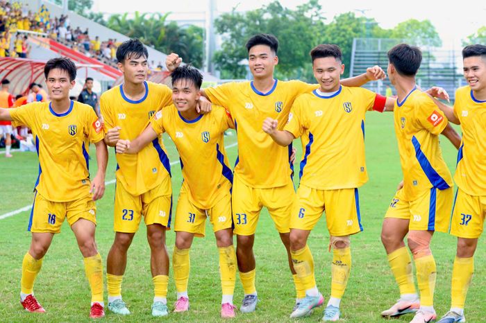 Bất ngờ xảy ra ở phút 41. Từ tình huống đá phạt góc, tận dụng tình huống lộn xộn trước khung thành Thể Công Viettel, Thanh Đức tung cú sút mở tỉ số 1-0 cho SLNA.