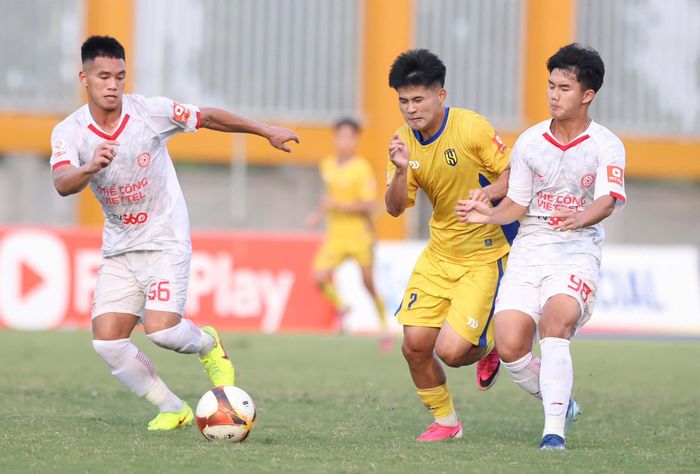 Sang hiệp 2, Thể Công Viettel vẫn là đội chơi ép sân. Tuy nhiên, ngay cả khi chơi hơn người trong khoảng 10 phút cuối, đội bóng áo lính không thể khoan thủng được hàng phòng ngự kiên cố của thủ môn Cao Văn Bình, đành chấp nhận thua 0-1 chung cuộc, xếp ngôi nhì VCK U21 Quốc gia 2026.