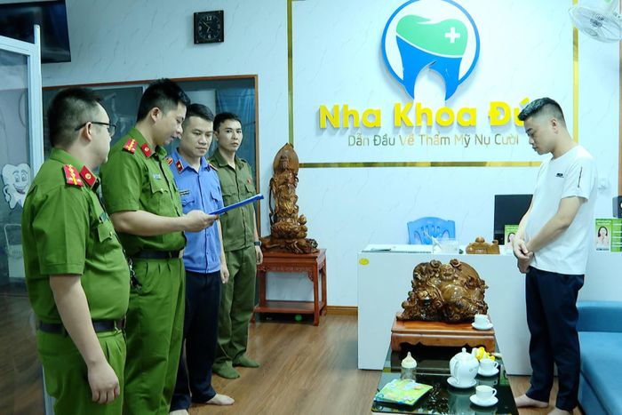 Lực lượng chức năng kiểm tra tại nha khoa Anh Đức. Ảnh: Công an tỉnh Lạng Sơn