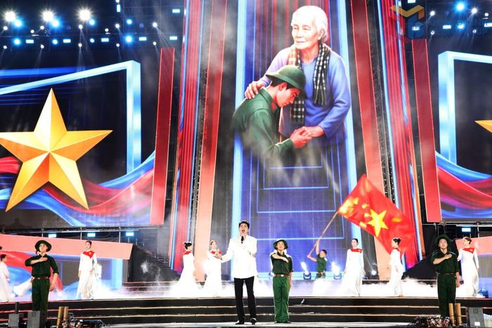 Chương trình nghệ thuật được dàn dựng công phu tạo nên một không gian nghệ thuật lắng đọng, xúc động