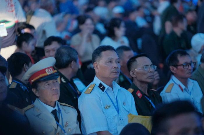 Đông đảo nhân dân cùng các bậc lão thành cách mạng, Anh hùng Lực lượng vũ trang nhân dân, thương binh, bệnh binh, người có công với cách mạng, các cựu chiến binh, cựu thanh niên xung phong tới dự chương trình