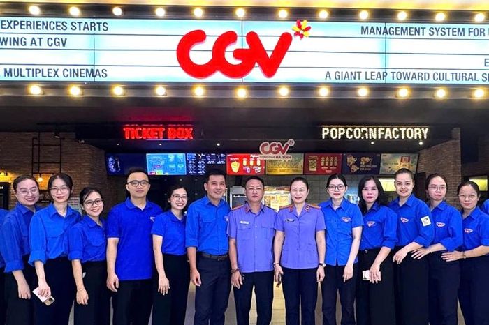  Các đoàn viên tham dự buổi sinh hoạt chính trị