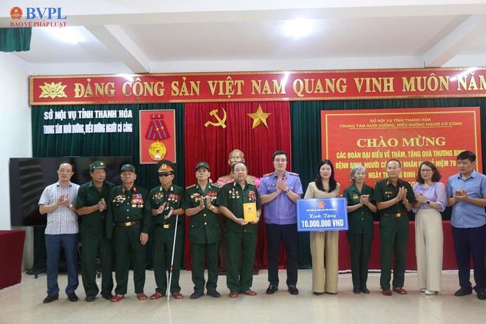  Đồng chí Lê Đức Sơn, Phó Viện trưởng VKSND tỉnh Thanh Hóa trao quà tri ân các thương binh, bệnh binh người có công tại Trung tâm Nuôi dưỡng, điều dưỡng người có công Thanh Hóa.