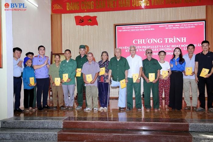  13 suất quà trao tặng các thương binh, bệnh binh trên địa bàn xã Tân Thành.
