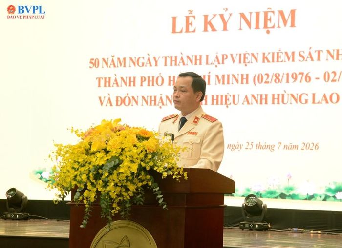  Đồng chí Lê Văn Đông, Viện trưởng VKSND thành phố phát biểu tiếp thu ý kiến chỉ đạo.