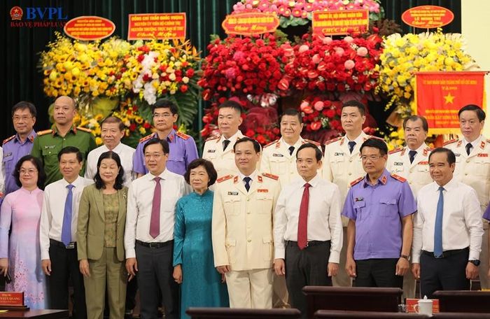  Các đại biểu chụp hình lưu niệm tại buổi lễ.