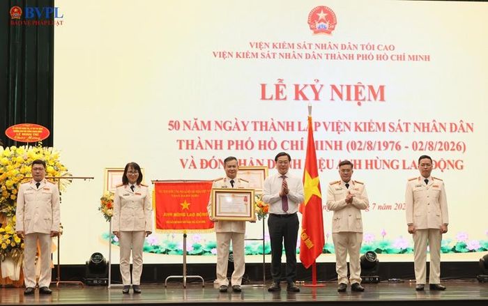  Đồng chí Lê Quốc Phong, Ủy viên Trung ương Đảng, Phó Bí thư Thường trực Thành ủy trao Huân chương Lao động hạng Ba cho tập thể lãnh đạo Phòng 3 - VKSND thành phố.