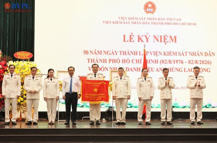  Đồng chí Nguyễn Văn Được, Ủy viên Trung ương đảng, Chủ tịch UBND TP Hồ Chí Minh trao Cờ truyền thống của UBND thành phố tặng tập thể lãnh đạo VKSND thành phố.