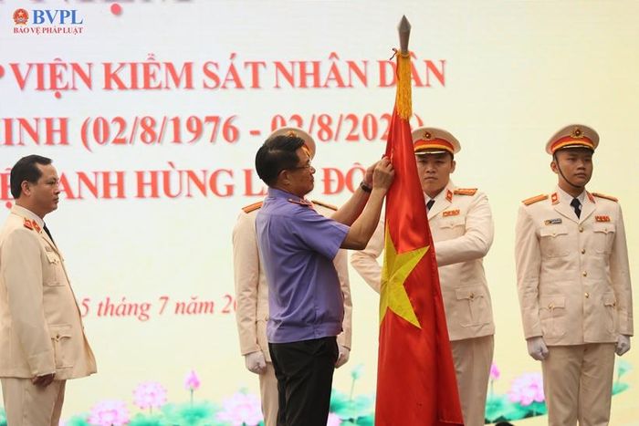  Đồng chí Nguyễn Huy Tiến, Ủy viên Trung ương đảng, Viện trưởng VKSND tối cao trao Huân chương Lao động hạng Nhất cho VKSND thành phố.