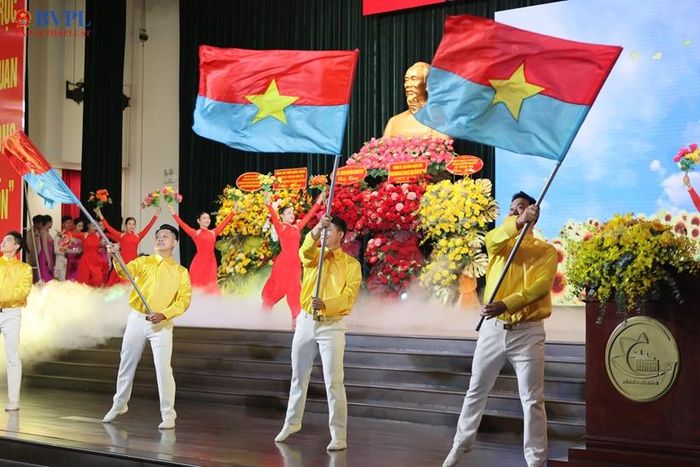  Một tiết mục văn nghệ chào mừng.