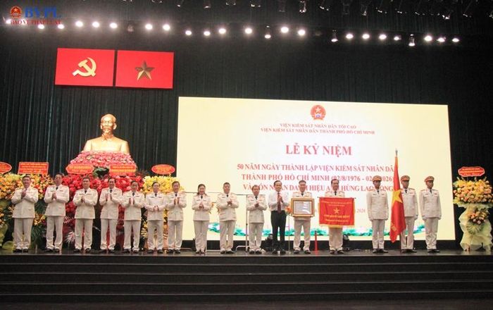  Đồng chí Trần Lưu Quang, Ủy viên Bộ Chính trị, Bí thư Thành ủy TP Hồ Chí Minh trao Danh hiệu Anh hùng Lao động cho tập thể lãnh đạo VKSND thành phố.
