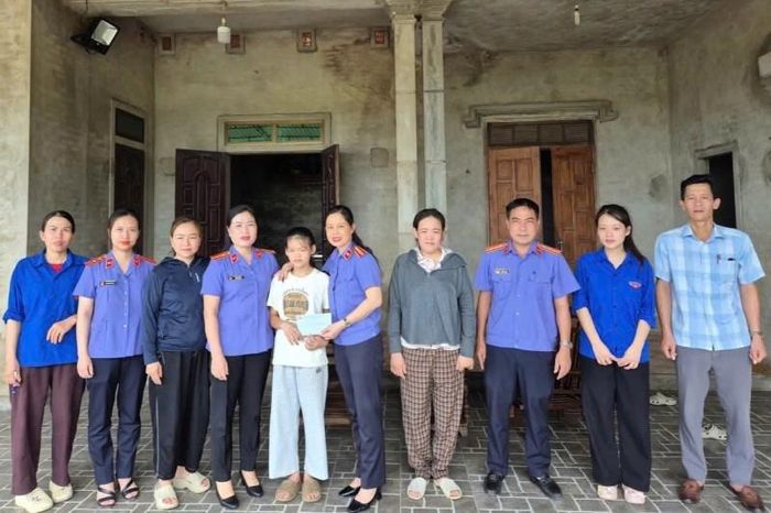 VKSND khu vực 3 thăm, trao quà đỡ đầu cho cháu Hoàng Vân Khánh tại xã Đan Hải.