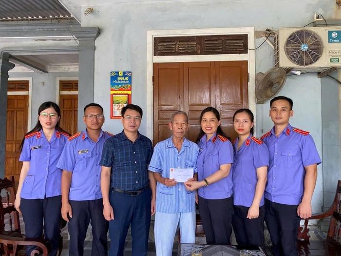  VKSND khu vực 3 thăm hỏi, tặng quà các gia đình người có công trên địa bàn phường Bắc Hồng Lĩnh và Nam Hồng Lĩnh.