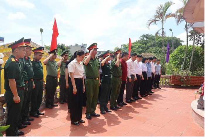  Đồng chí Thiếu tá Nguyễn Thị Huân, Phó Viện trưởng VKSQS khu vực 32 cùng cán bộ, Kiểm sát viên dâng hương, hoa tại Nghĩa trang liệt sĩ. 