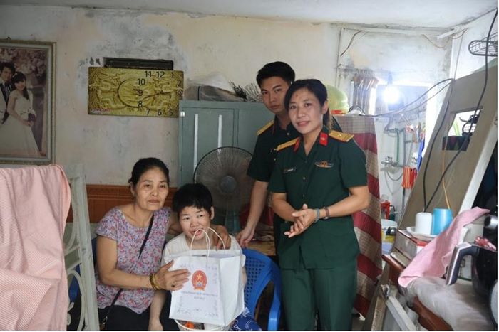  Đồng chí Thiếu tá Nguyễn Thị Huân, Phó Viện trưởng cùng Kiểm sát viên tặng quà gia đình chính sách.
