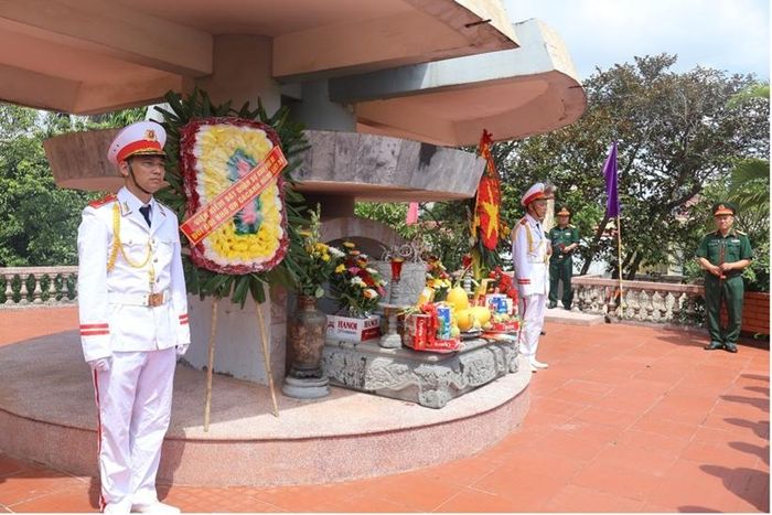  VKSQS khu vực 32 dâng hương, hoa tại Nghĩa trang liệt sĩ