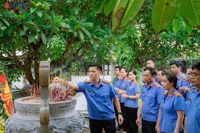  VKSND khu vực 2 dâng hương, dâng hoa tại Trung tâm Điều dưỡng người có công tỉnh Ninh Bình – Cơ sở Điều dưỡng thương binh Nho Quan.
