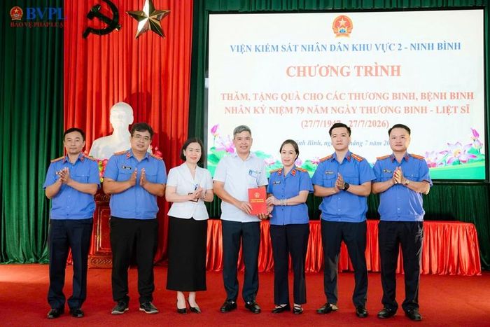  VKSND khu vực 2 tặng quà tại Trung tâm Điều dưỡng người có công tỉnh Ninh Bình – Cơ sở Điều dưỡng thương binh Nho Quan.