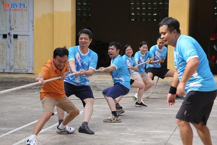  Sôi nổi bộ môn kéo co.