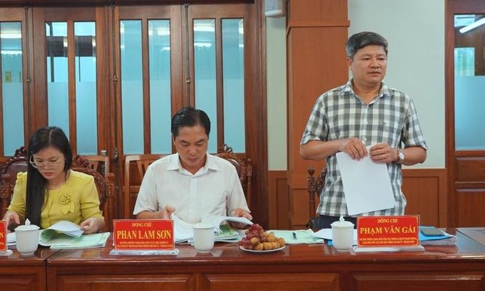 Đồng chí Phạm Văn Gái, Trưởng phòng Phòng theo dõi công tác phòng, chống tham nhũng, lãng phí, tiêu cực, Ban Nội chính Thành ủy - Thành viên Đoàn, công bố Quyết định, Kế hoạch giám sát và thông qua chương trình làm việc